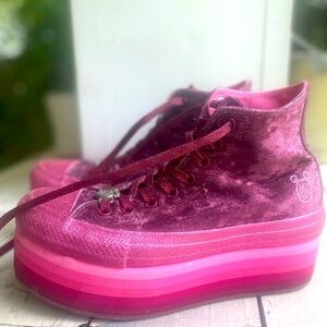 Miley Cyrus Size 7 Pink Velvet Converse Platforms Glitter Candy Stripe